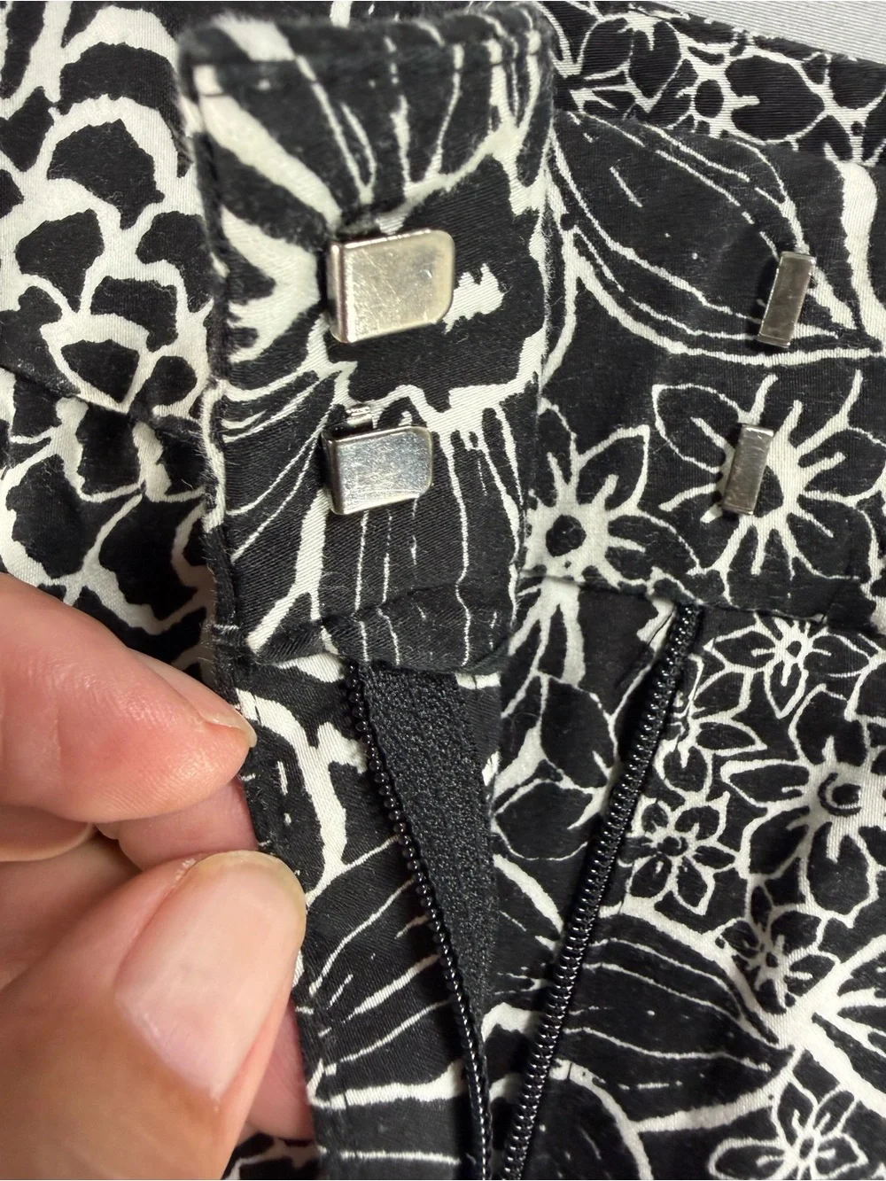 Croft & Barrow Size 10 Black White Floral Stretch Capri Crop Pants Casual # 974